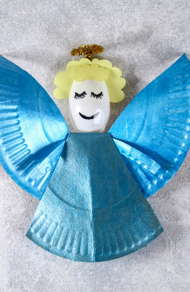 Making angels from paper plates is the perfect Christmas craft! Here are some fun and simple Christmas paper plate crafts for kids {of all ages!}.