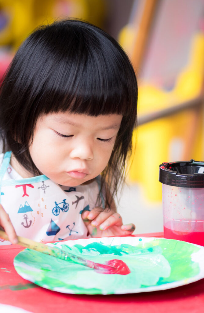 Paper plates are perfect for Christmas crafts! Here are some fun and simple Christmas paper plate crafts for kids {of all ages!}.
