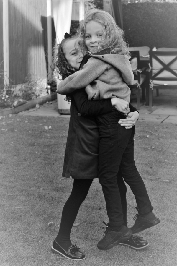 create a strong sibling bond | family relationships | siblings | sibling bond | family | families | sibling relationships | relationships | parenting | parenting tips 