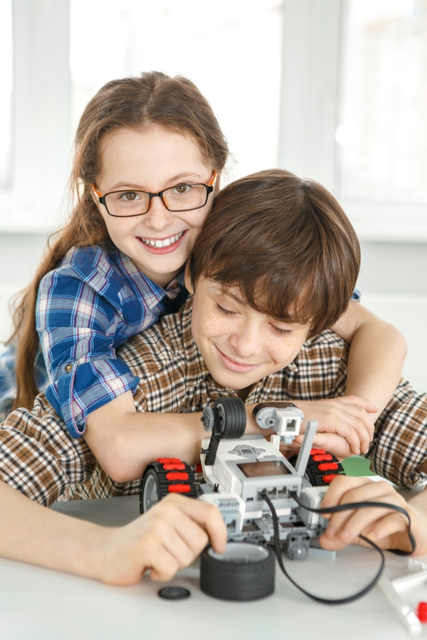 create a strong sibling bond | family relationships | siblings | sibling bond | family | families | sibling relationships | relationships | parenting | parenting tips 