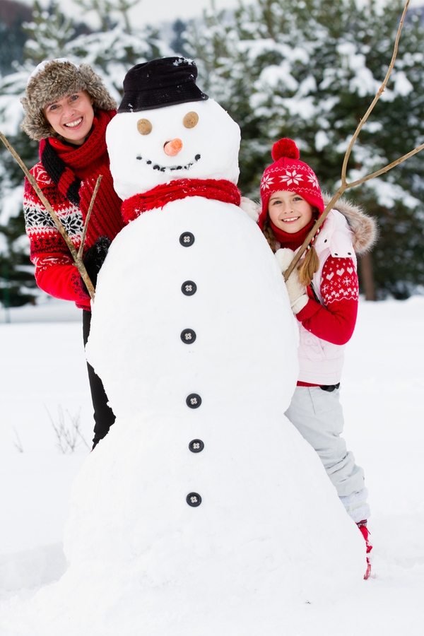 If you're looking for things to do with your kids during Christmas break, you're in the right spot! Building a snowman together is always a good idea. 