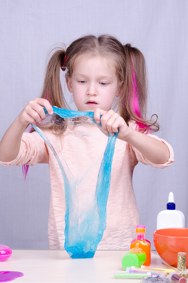 Fun activities that also challenge kids to really think are the activities that promise to entertain and educate all at once. Here are some fun and thought-provoking kids science experiments to challenge your kids. You don't want to miss these fun DIY ideas! 
