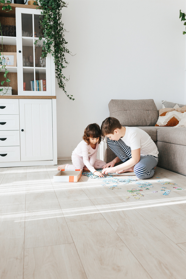 Indoor scavenger hunts for kids are fun, interesting activities you can do when you have bored kids but need to stay inside. Take a look at the following ideas to get you started! They kiddos will love it! 