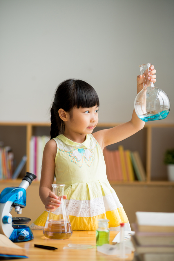 Fun activities that also challenge kids to really think are the activities that promise to entertain and educate all at once. Here are some fun and thought-provoking kids science experiments to challenge your kids. Take a look! 