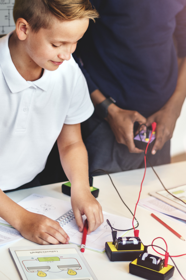 Fun activities that also challenge kids to really think are the activities that promise to entertain and educate all at once. Here are some fun and thought-provoking kids science experiments to challenge your kids. Your kiddos will love these ideas! 