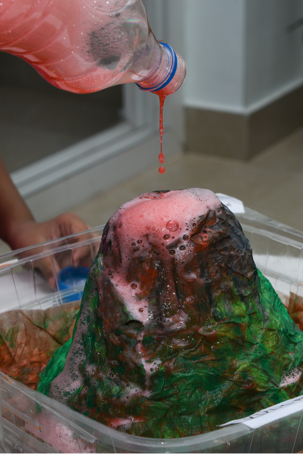 Fun activities that also challenge kids to really think are the activities that promise to entertain and educate all at once. Here are some fun and thought-provoking kids science experiments to challenge your kids. Check them out! 